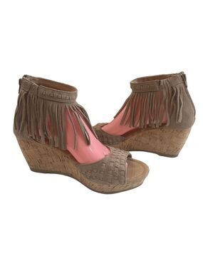 Minnetonka Sz 9 leather wedge heel sandals. Ankle strap with fringe cork heel